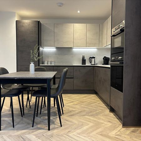 Manchester Apt, Free Parking, Business, Couples & Families エクステリア 写真