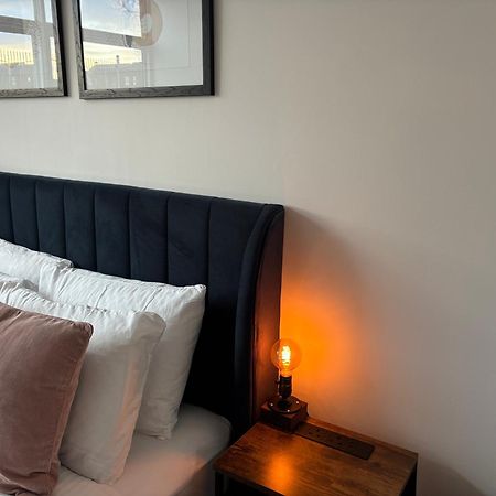 Manchester Apt, Free Parking, Business, Couples & Families エクステリア 写真