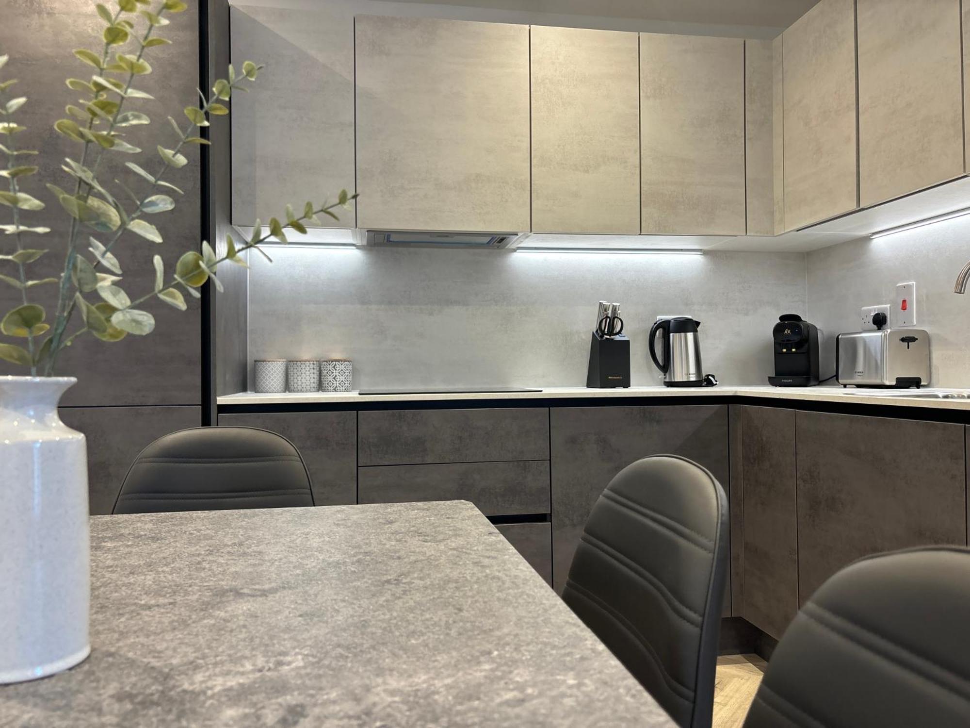 Manchester Apt, Free Parking, Business, Couples & Families エクステリア 写真
