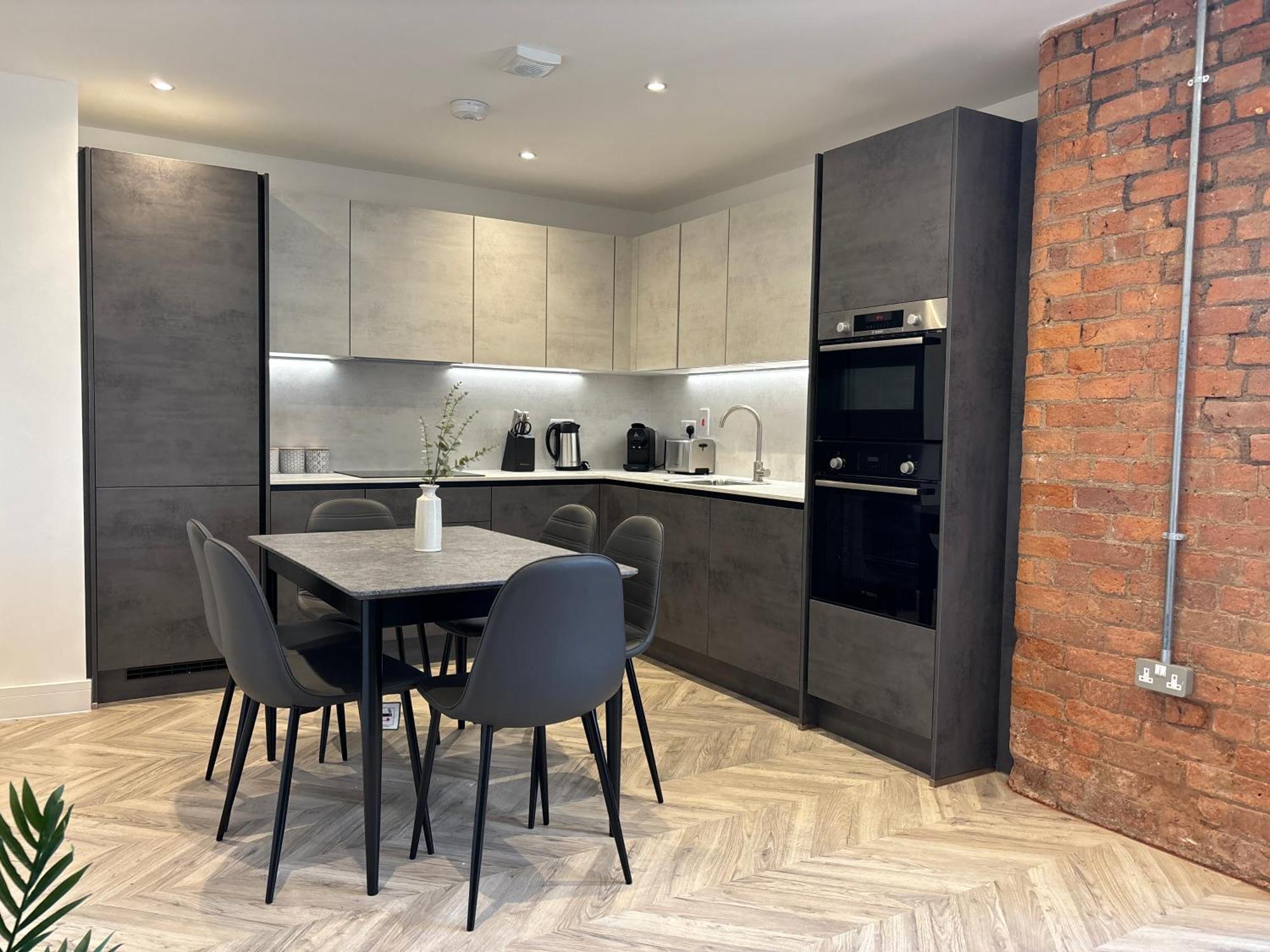 Manchester Apt, Free Parking, Business, Couples & Families エクステリア 写真