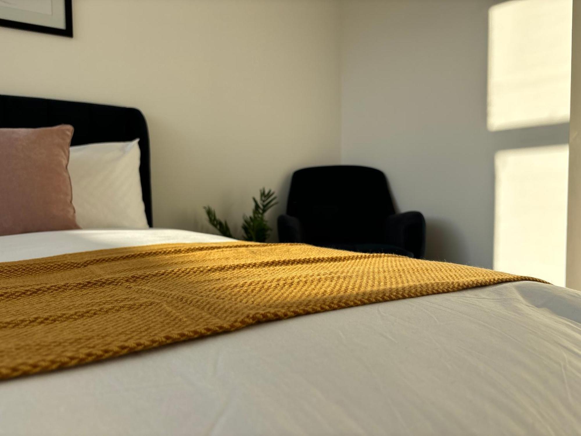 Manchester Apt, Free Parking, Business, Couples & Families エクステリア 写真