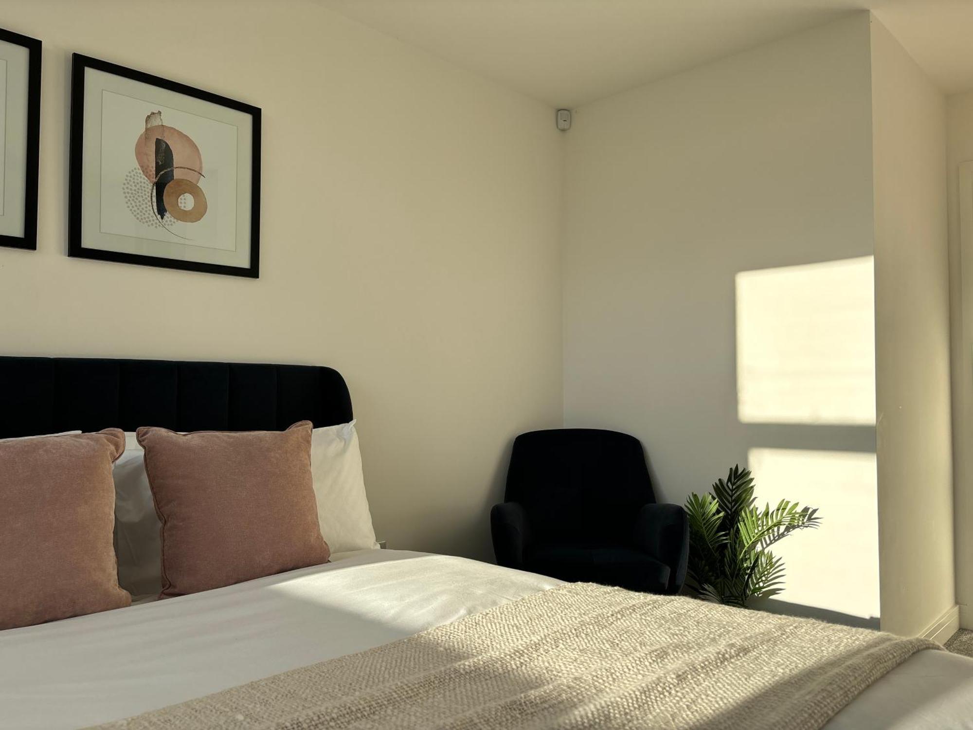 Manchester Apt, Free Parking, Business, Couples & Families エクステリア 写真