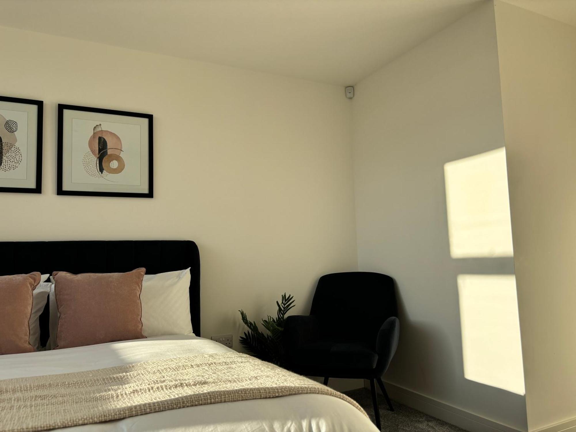 Manchester Apt, Free Parking, Business, Couples & Families エクステリア 写真