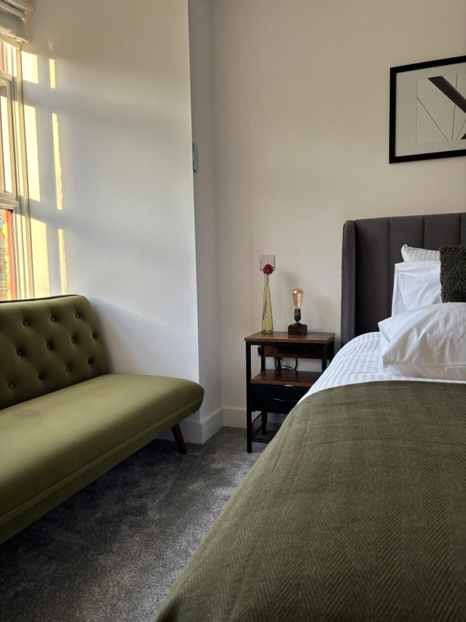 Manchester Apt, Free Parking, Business, Couples & Families エクステリア 写真